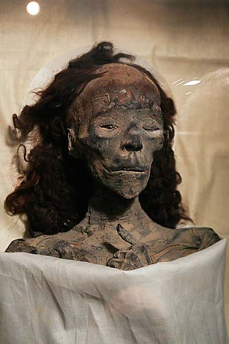 Múmia rainha Tiye, avó do faraó Tutancâmon, exposta no Museu Egípcio do Cairo, no Egito. Além da rainha Tiye, a múmia da mãe do faraó também está mostrada.