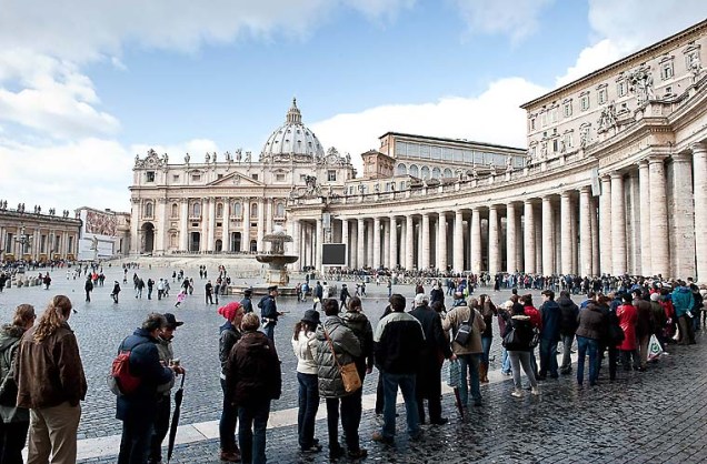 Após o anúncio do papa Bento XVI de que irá beatificar quatro santos, a Basílica de São Pedro ficou lotada de turistas, nesta sexta-feira.