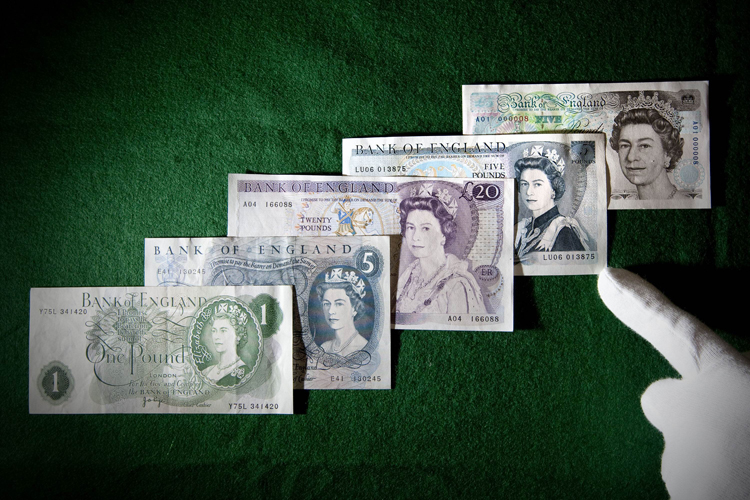 Na terça-feira, cédulas de libra esterlina com o rosto da rainha Elizabeth II foram exibidas para celebrar os 50 anos em que o retrato da monarca é usado.
