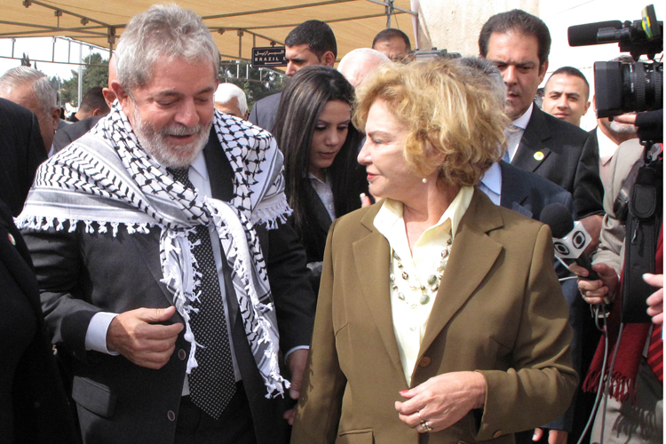 O presidente Lula e a primeira-dama Marisa Letícia participaram de uma cerimônia para batizar de 'Rua Brasil' a via que fica em frente à sede da Autoridade Nacional Palestina, em Ramallah, na Cisjordânia.