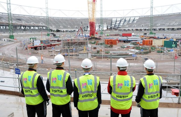 Visitantes em estádio em Londres, na Inglaterra, na segunda-feira, dia que marcou o início da contagem regressiva para a abertura dos Jogos Olímpicos no país em 2012.