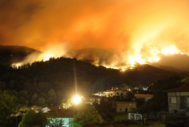 Floresta em chamas em Cuevas del Valle, na Espanha, na quarta-feira. Os incêndios já destruíram 20.000 hectares do território espanhol e deixaram ao menos oito mortos.