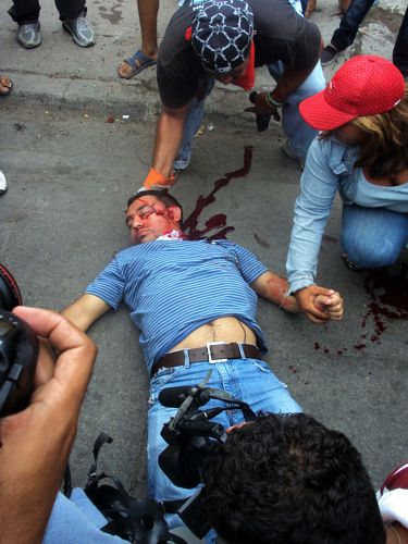 O professor Roger Vallejo Soriano cai após levar um tiro na testa nas ruas de Tegucigalpa, em Honduras, na quinta-feira, durante confronto entre policiais e partidários do presidente deposto José Manuel Zelaya.