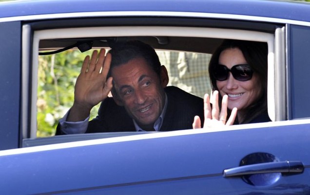 O presidente francês Nicolas Sarkozy e a mulher Carla Bruni chegam, na sexta-feira, a Cap Negre, na França, para alguns dias de férias. No fim de semana, Sarkozy passou mal, desmaiou e passou uma noite no hospital.