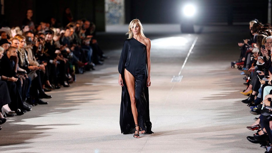Modelo apresenta coleção de Anthony Vaccarello na Semana de Moda de Paris