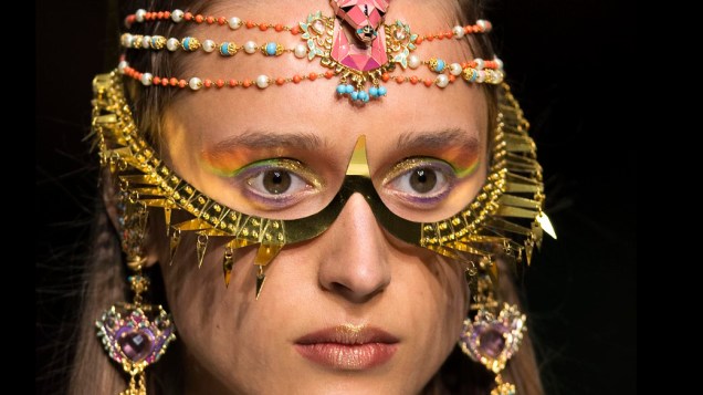 Modelo durante desfile do estilista Manish Arora na Semana de Moda de Paris