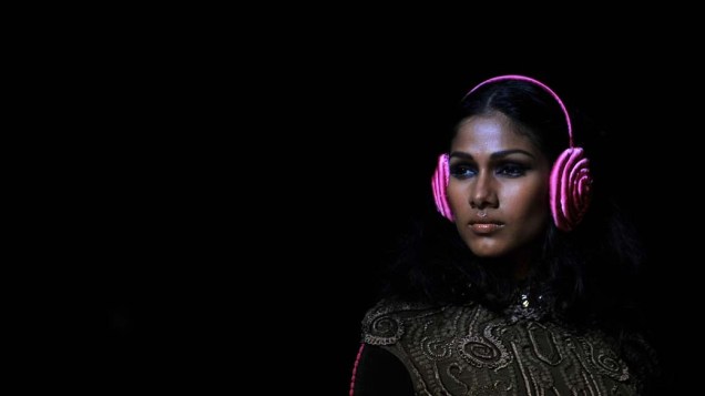 Modelo desfila criação do estilista indiano Sulakshana no último dia da Semana de Moda de Lakme em Mumbai