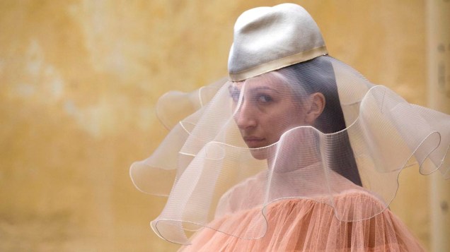 Modelo desfila a criação da estilista sérvia Nana Aganovich na Semana de Moda de Paris