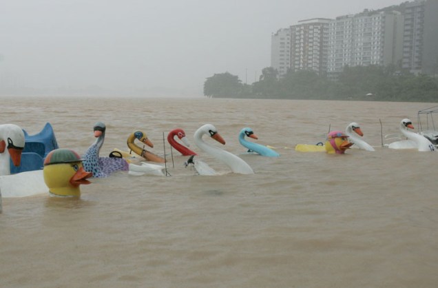 Na terça-feira, os pedalinhos da lagoa Rodrigo de Freitas ficaram parcialmente submersos por causa do enorme volume de chuva.