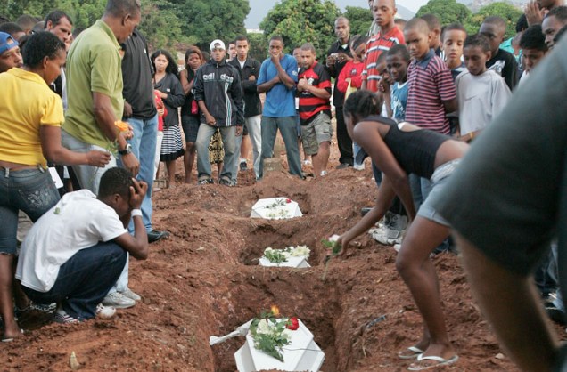 Cinco crianças vítimas do deslizamento de terra no Morro do Turano foram enterradas.