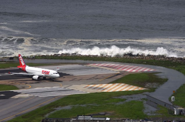 As ondas atingiram a cabeceira da pista do Aeroporto Santos Dumont.