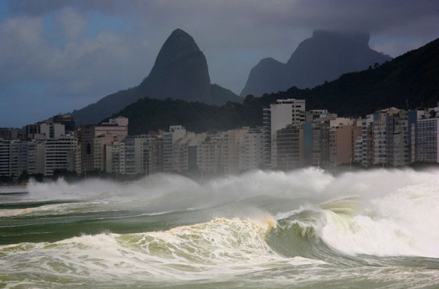 A ressaca do mar no Aterro do Flamengo, na quinta-feira.