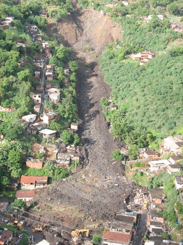 O deslizamento no Morro do Bumba deixou dezenas de mortos e desabrigados. Cerca de 200 pessoas podem estar soterradas.