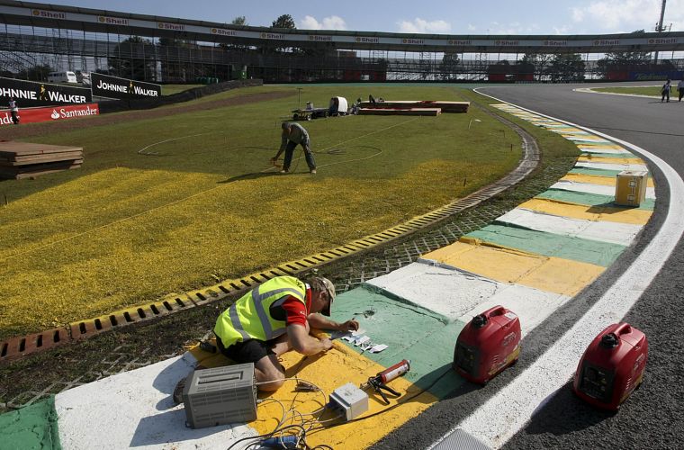 Funcionário instala sensores na pista do autódromo de Interlagos, em São Paulo, na quarta-feira. O circuito recebe a Fórmula 1 no domingo.