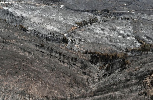 Área destruída por incêndios ao norte de Atenas, na Grécia, na quarta-feira. Cerca de 21.000 hectares já foram queimados.