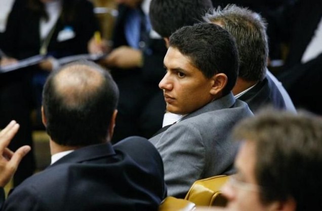 O caseiro Francenildo Costa assiste ao julgamento do ex-ministro Antonio Palocci no plenário do Supremo Tribunal Federal, na quinta-feira.