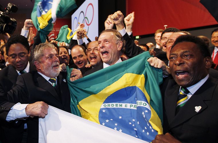 O presidente Lula, o presidente do Comitê Olímpico Brasileiro, Carlos Arthur Nuzman, e Pelé celebram a eleição do Rio de Janeiro como sede da Olimpíada de 2016, em Copenhague, na Dinamarca, na sexta-feira.