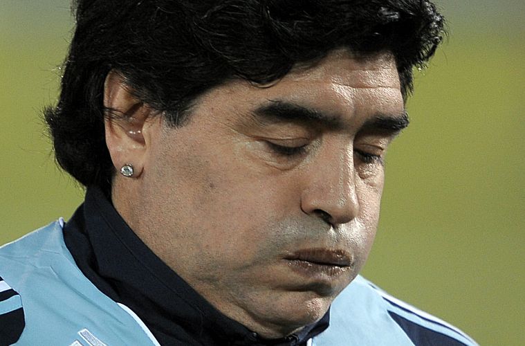 O técnico da Argentina, Diego Maradona, em jogo no qual perdeu de 1 a 0 para o Paraguai, na quarta, em Assunção. No sábado, já havia perdido outra partida das eliminatórias da Copa para o Brasil.