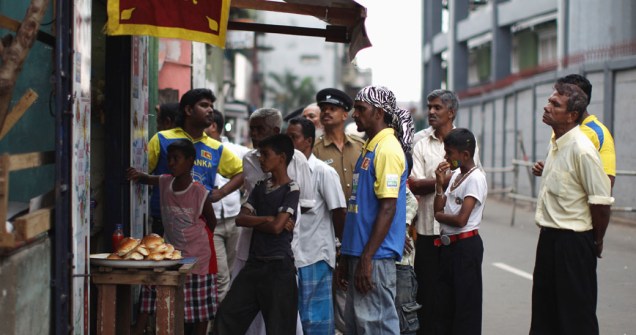 Em Colombo, cingaleses assistem a semifinal da Copa do Mundo de Críquete realizada no Estádio R. Premadasa, Sri Lanka
