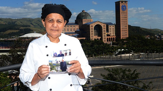 A cozinheira do Hotel Ana Angélica Silva Santos com o papa Francisco durante visita a Aparecida (SP) em 2007
