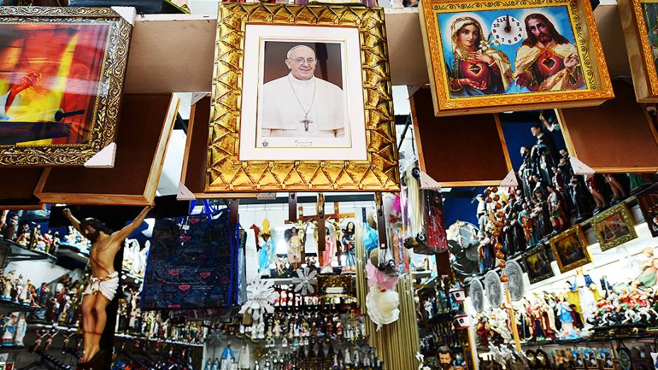 Vendedores esperam romeiros na Basílica de Nossa Senhora Aparecida