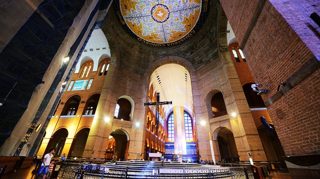 Vista interna da Basílica de Nossa Senhora Aparecida