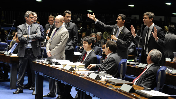 Senadores durante a votação do projeto de distribuição dos royalties do pré-sal
