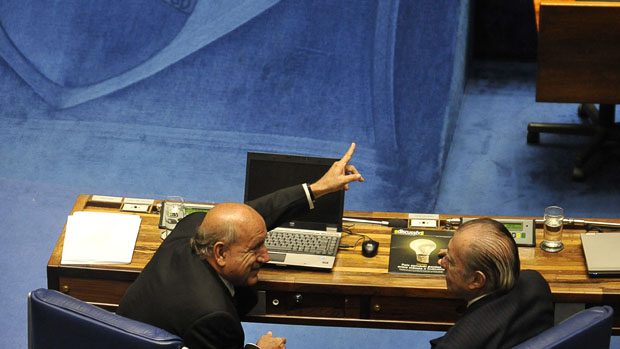 Os senadores Luiz Henrique e José Sarney durante a votação da MP do Código Florestal pelo plenário do Senado
