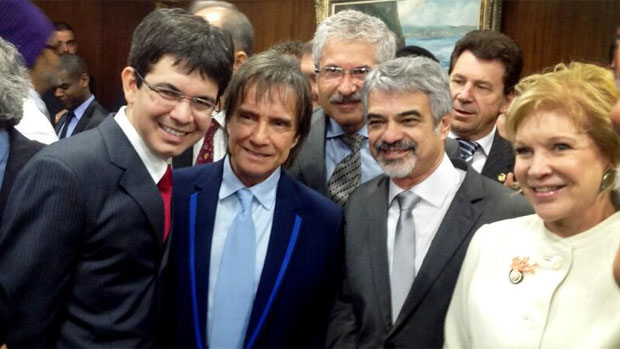 Senador Humberto Costa tira foto com Roberto Carlos