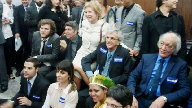Ministra Marta Suplicy tira foto com artistas em reunião da CCJ