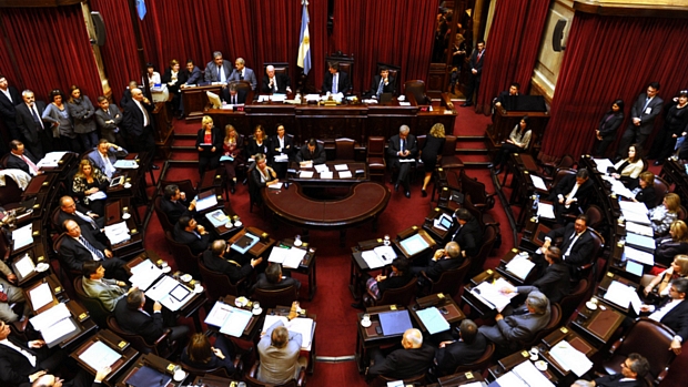 Senadores argentinos aprovaram expropriação da YPF após mais de 15 horas de debates