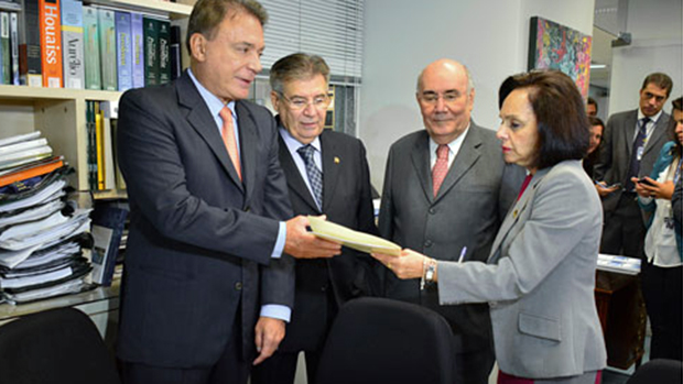 Os senadores Álvaro Dias (PSDB-PR), Cyro Miranda (PSDB-GO) e Flexa Ribeiro (PSDB-PA) protocolam requerimento da CPI da Petrobras