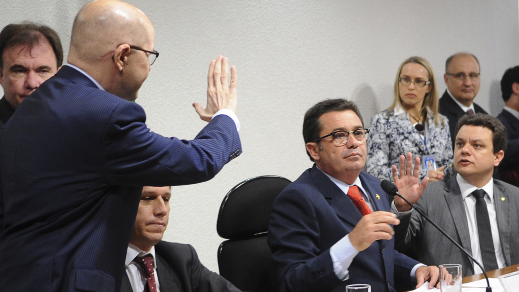 O senador Demóstenes Torres não responde às perguntas feitas pelos parlamentares em que prestaria depoimento à Comissão Parlamentar Mista de Inquérito (CPMI) do Cachoeira