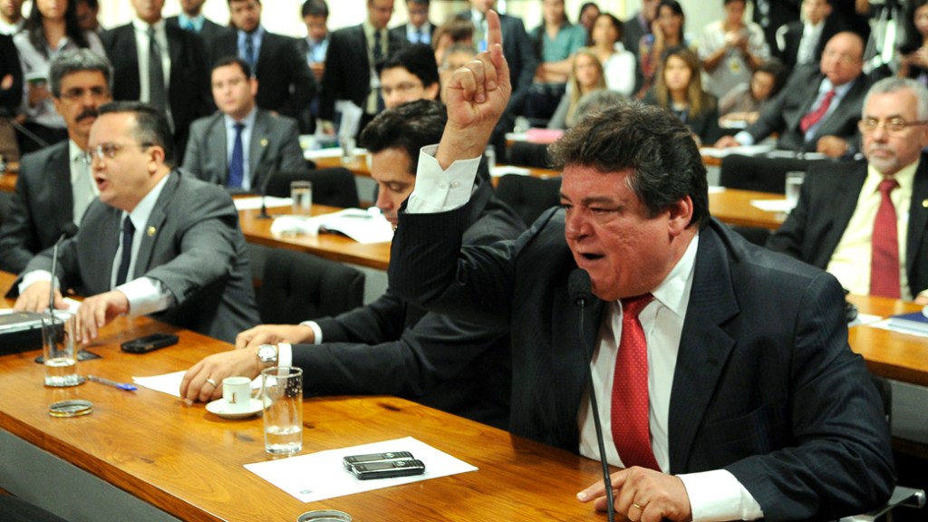 O deputado Sílvio Costa (PTB-PE) se exalta durante a CPI