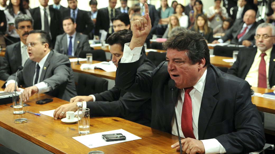 O deputado Sílvio Costa (PTB-PE) se exalta durante a CPI