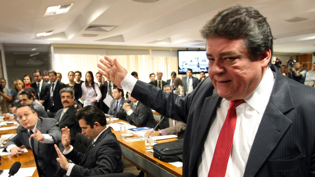 O deputado Sílvio Costa (PTdoB-PE) se exaltou e trocou ofensas na comissão do impeachment
