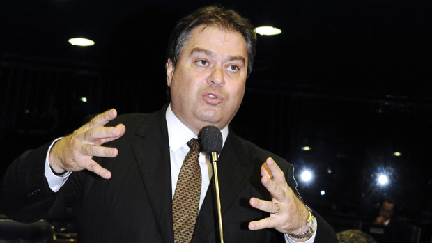 O senador sem voto Gim Argello chegou ao Senado como suplente e assumiu a vaga de Joaquim Roriz, que renunciou para fugir à cassação. Como relator da mais poderosa comissão do Congresso, usou o Orçamento da União para mandar dinheiro público para a família. Depois de denunciado por VEJA, em novembro do ano passado, acabou renunciando ao cargo de relator
