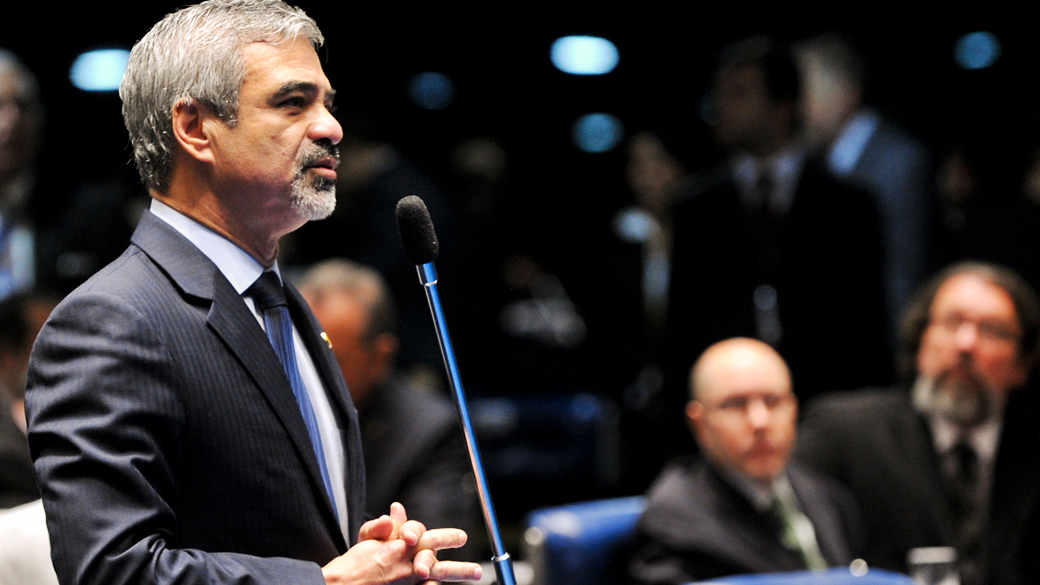 Senador Humberto Costa (PT-PE) solicita prazo maior para manifestação da acusação e da defesa na sessão do Plenário que examina o processo de cassação do senador Demóstenes Torres (sem partido-GO)