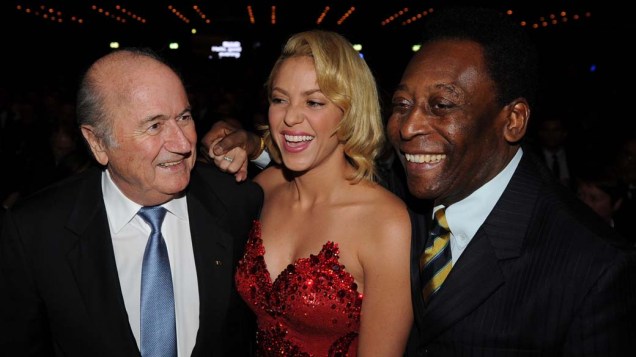 Sepp Blatter, Shakira e Pelé na cerimônia da FIFA, na Suíça