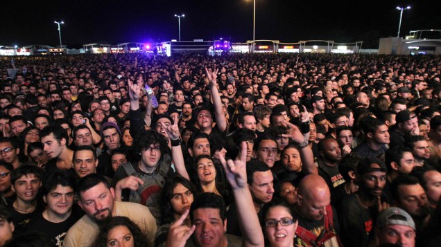 O público durante o show do Sepultura no palco Sunset, no terceiro dia do Rock in Rio, em 25/09/2011