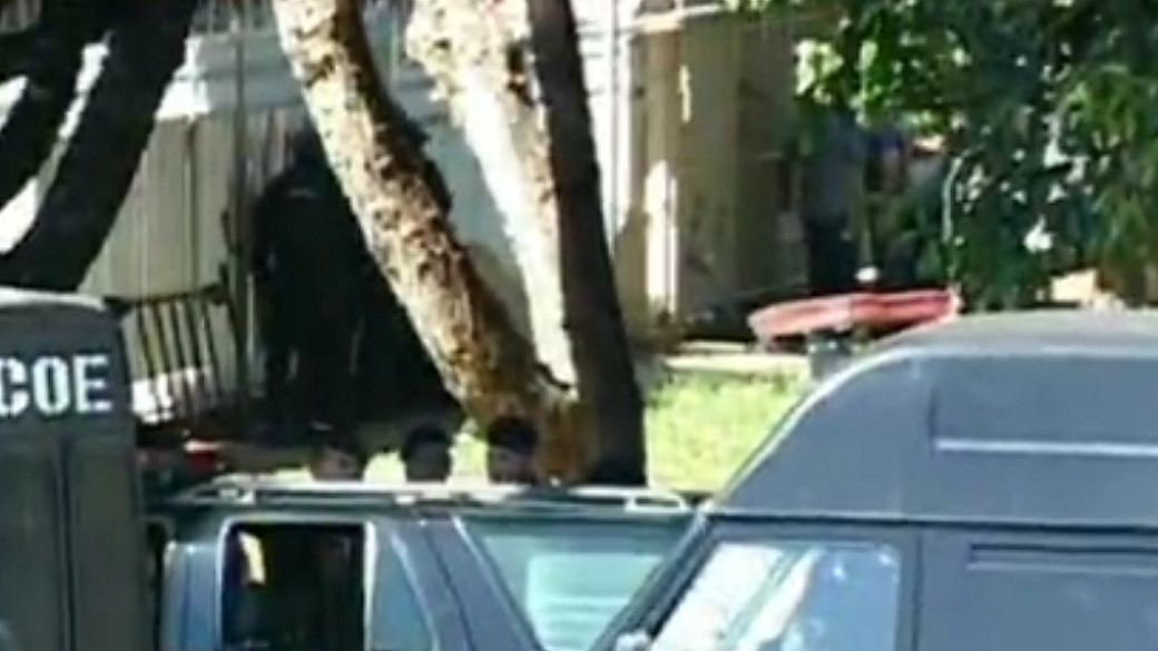 Carros de polícia diante da casa em que três mulheres são mantidas reféns, em Brasília