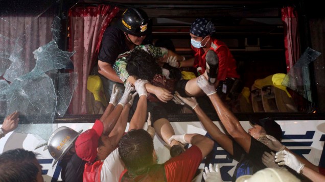 Um ônibus que transportava 25 turistas foi sequestrado em Manila, nas Filipinas. Após 12 horas de negociações, a polícia atirou no sequestrador, matando-o. Pelo menos seis pessoas morreram no tiroteio