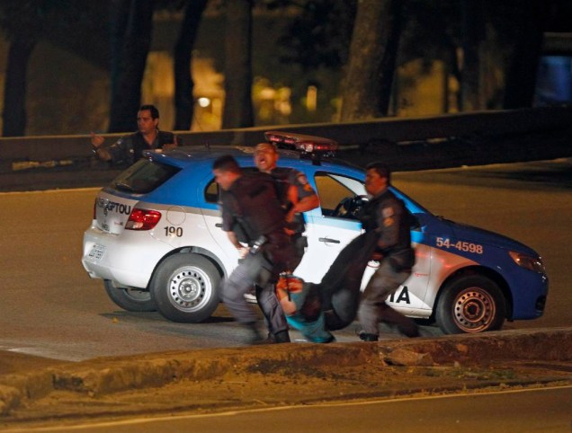 Policiais em ação durante sequestro de ônibus na Avenida Presidente Vargas, no centro do Rio