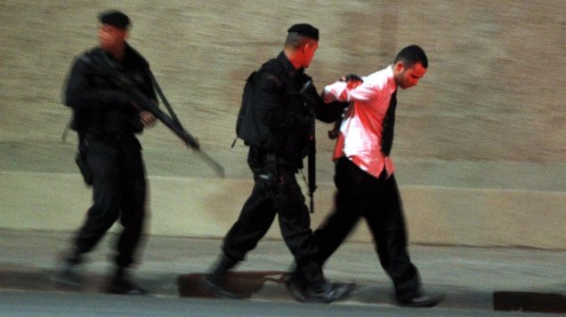 Polícia prende um dos bandidos que invadiram o ônibus no Rio de Janeiro