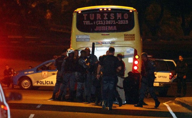 Cinco pessoas ficaram feriadas, uma em estado grave, durante sequestro de ônibus no Rio