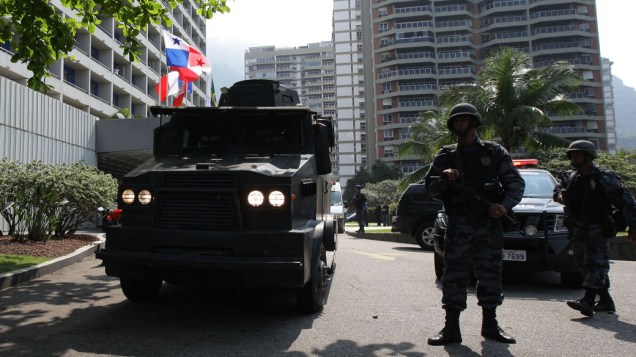 Veículo blindado do BOPE (Batalhão de Operações Policiais Especiais), o Caveirão, chega ao hotel Intercontinental