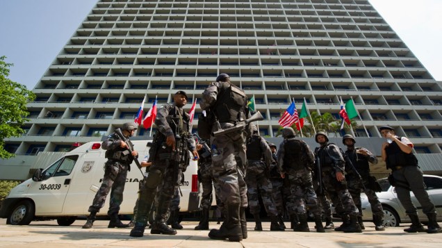 Polícia tática em frente ao Hotel Intercontinental em São Conrado, Rio de Janeiro, onde bandidos foram cercados pela policia e mantiveram 20 pessoas como reféns.