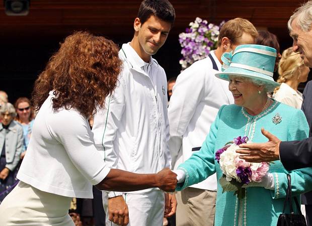 A tenista americana Serena Williams faz reverência ao cumprimentar a rainha Elizabeth II
