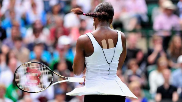 Em Londres, a tenista americana Serena Williams durante partida contra a francesa Aravane Rezai no Torneio de Wimbledon Em Londres, a tenista americana Serena Williams durante partida contra a francesa Aravane Rezai no Torneio de Wimbledon