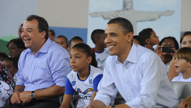 O governador do Rio, Sérgio Cabral, e o presidente Barack Obama, na favela da Cidade de Deus, no Rio
